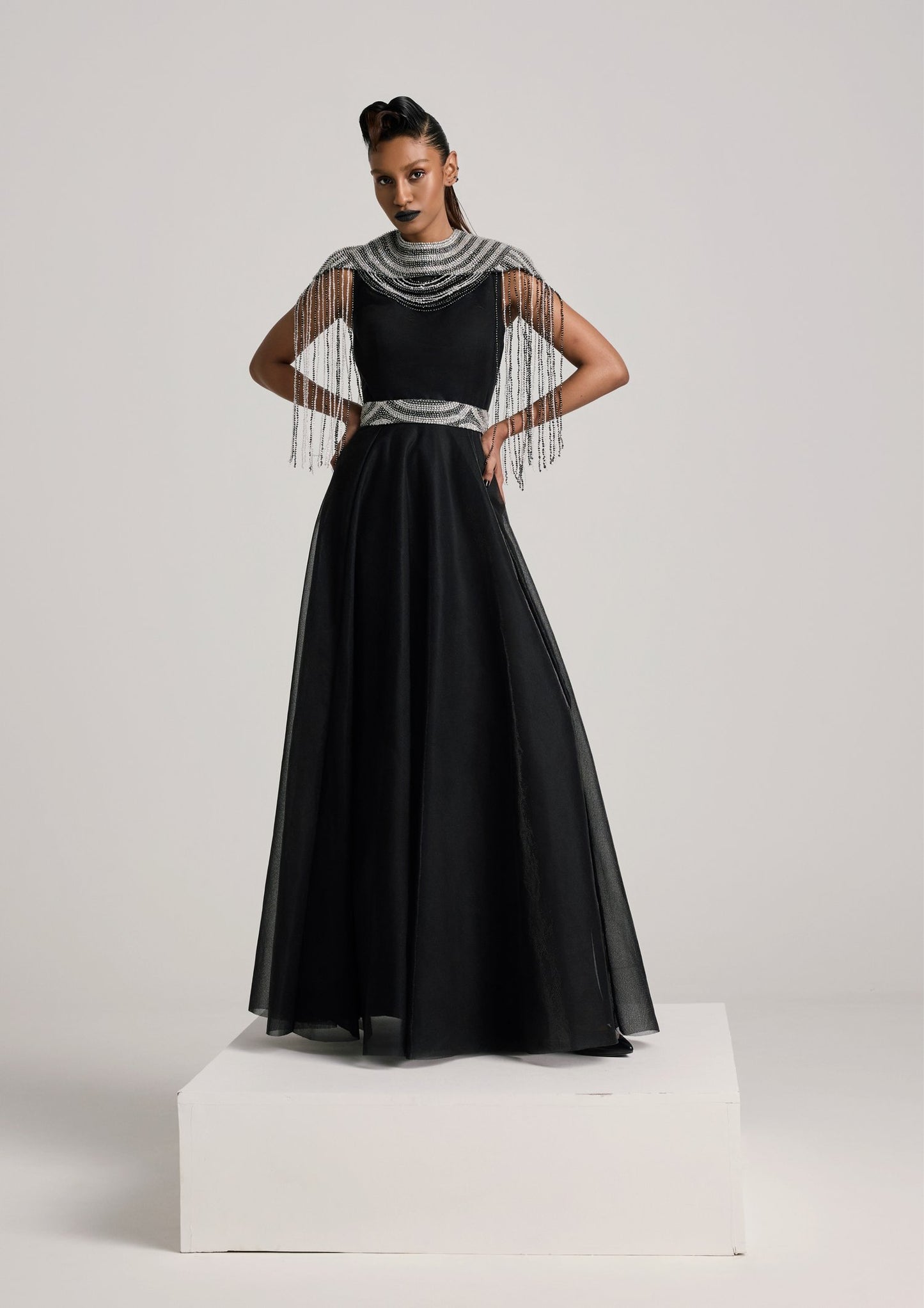 فستان مزين بالترتر مع شراشيب