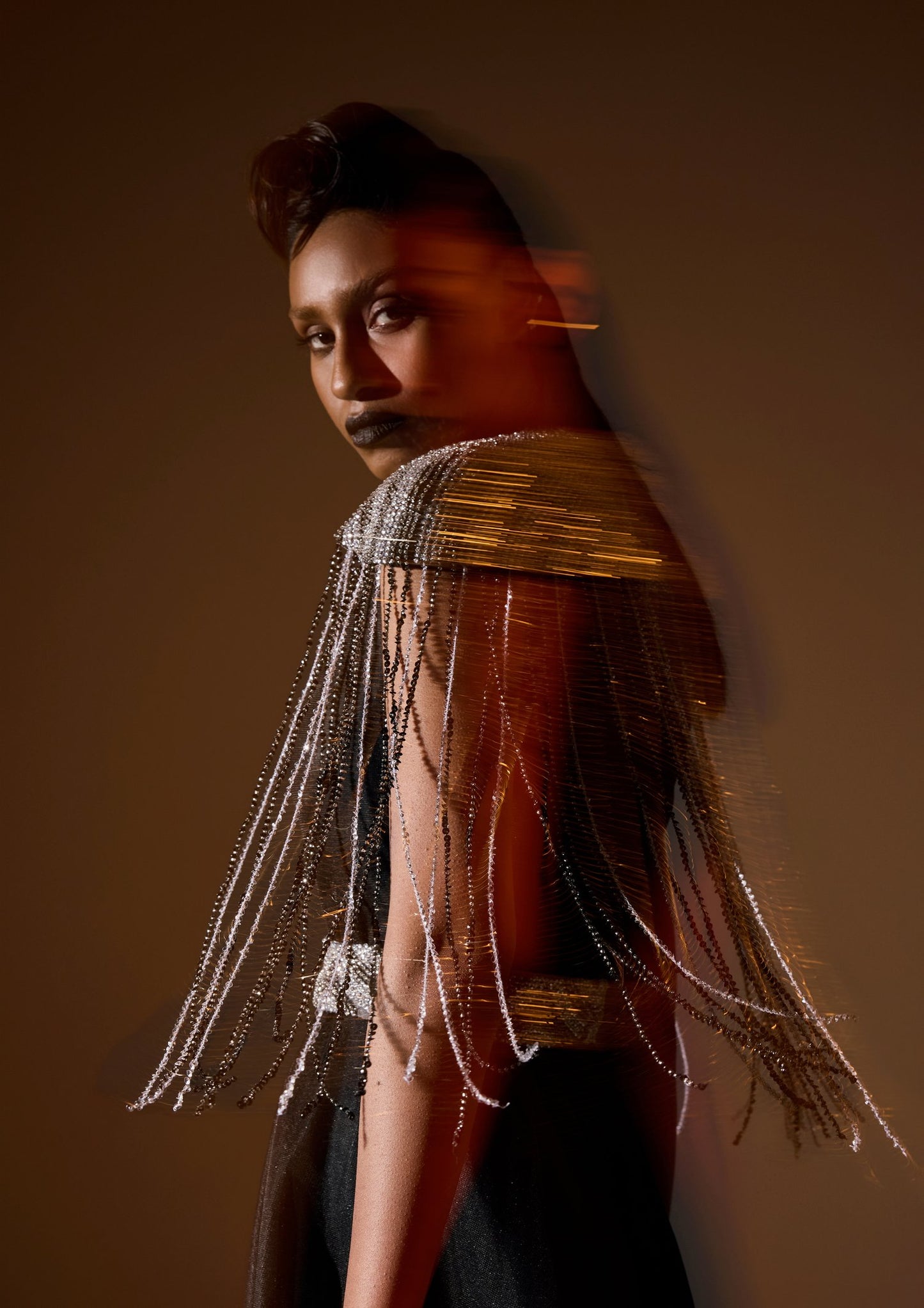 فستان مزين بالترتر مع شراشيب