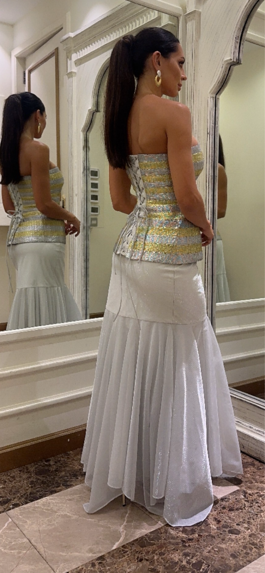 تنورة زاري المخططة المنحوتة مع تنورة مقطوعة على شكل سمكة