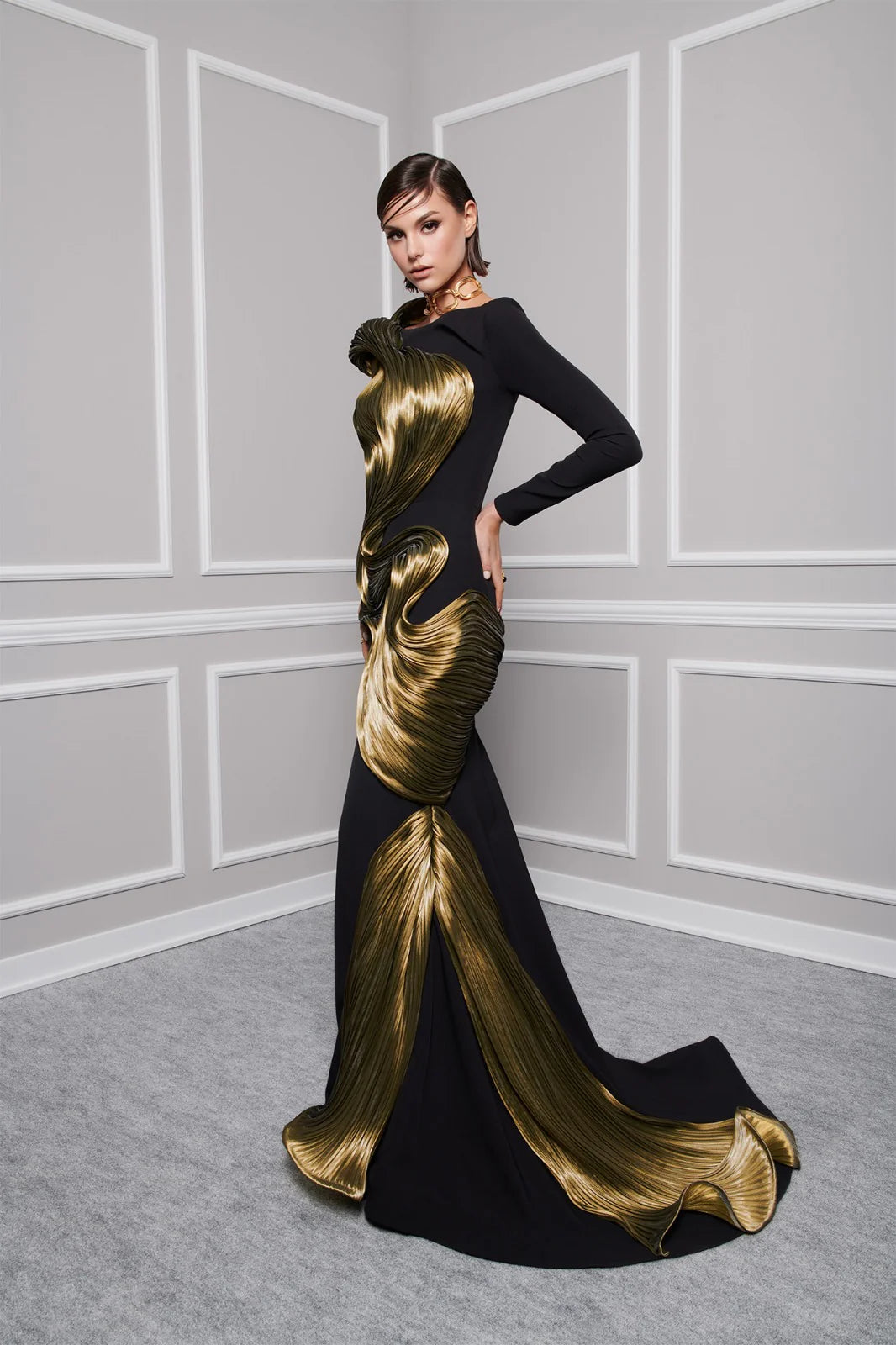 فستان مقطوع بالجواهر