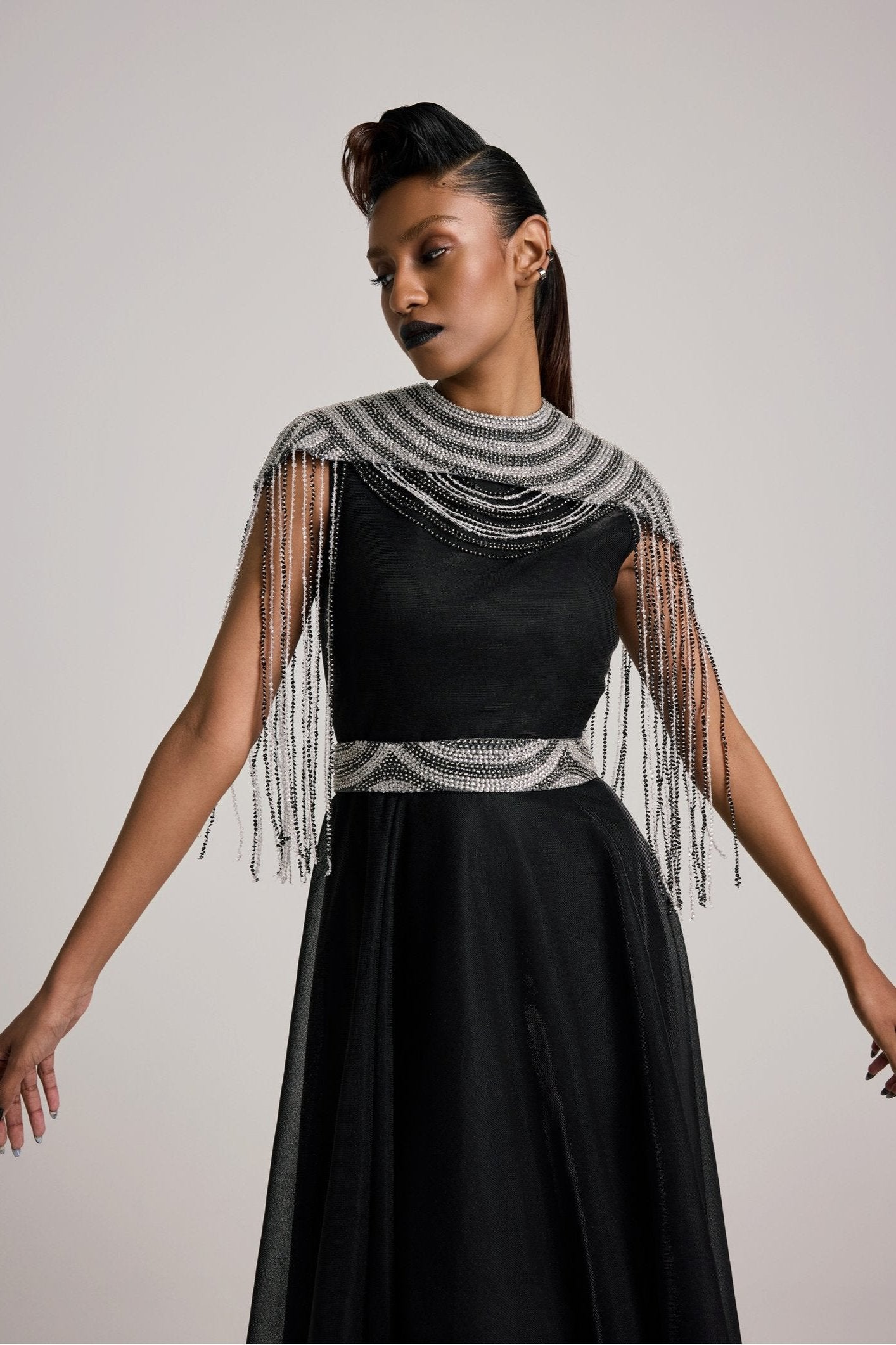 فستان مزين بالترتر مع شراشيب