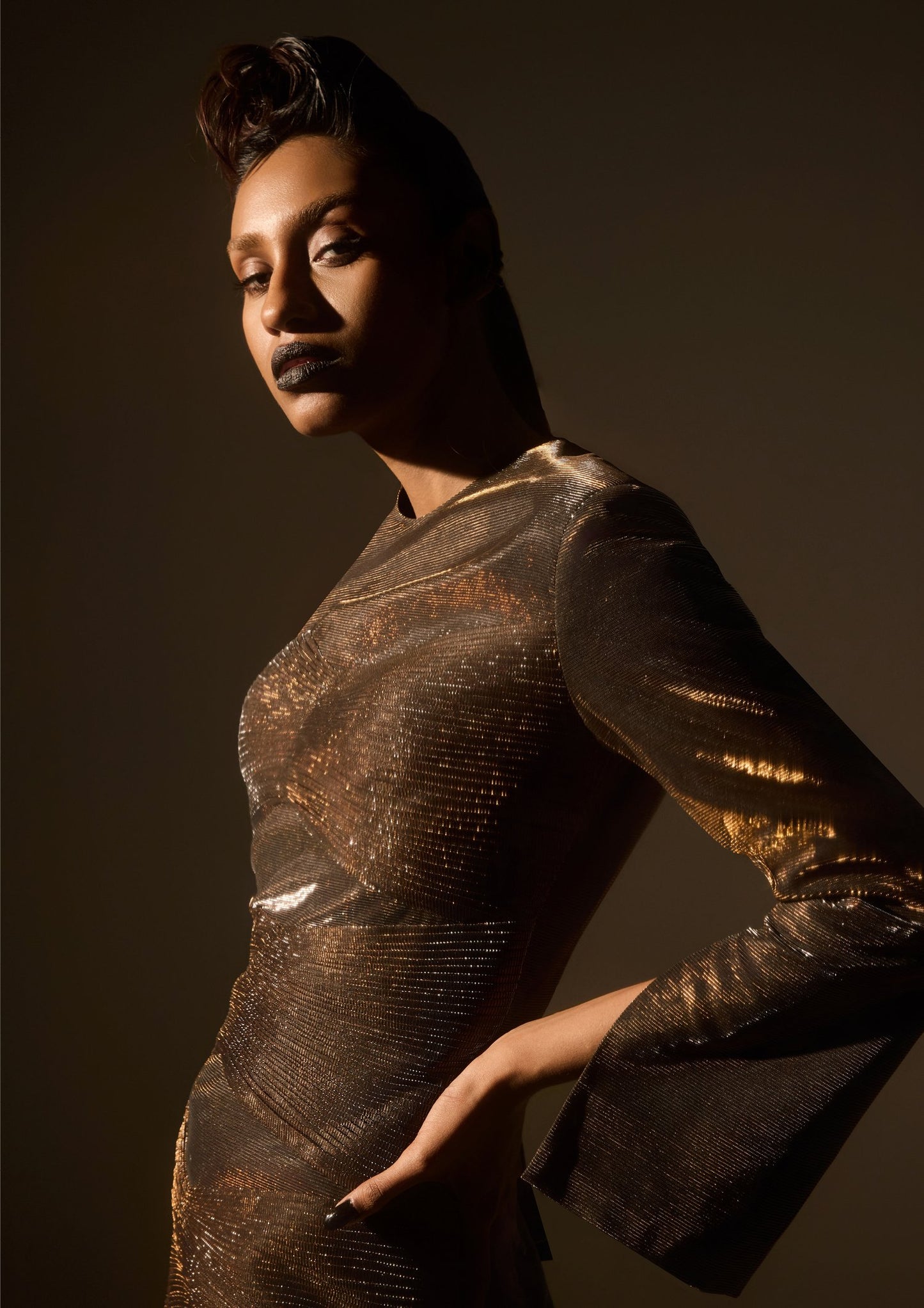 فستان من الألواح البرونزية ذات الطيات الدقيقة