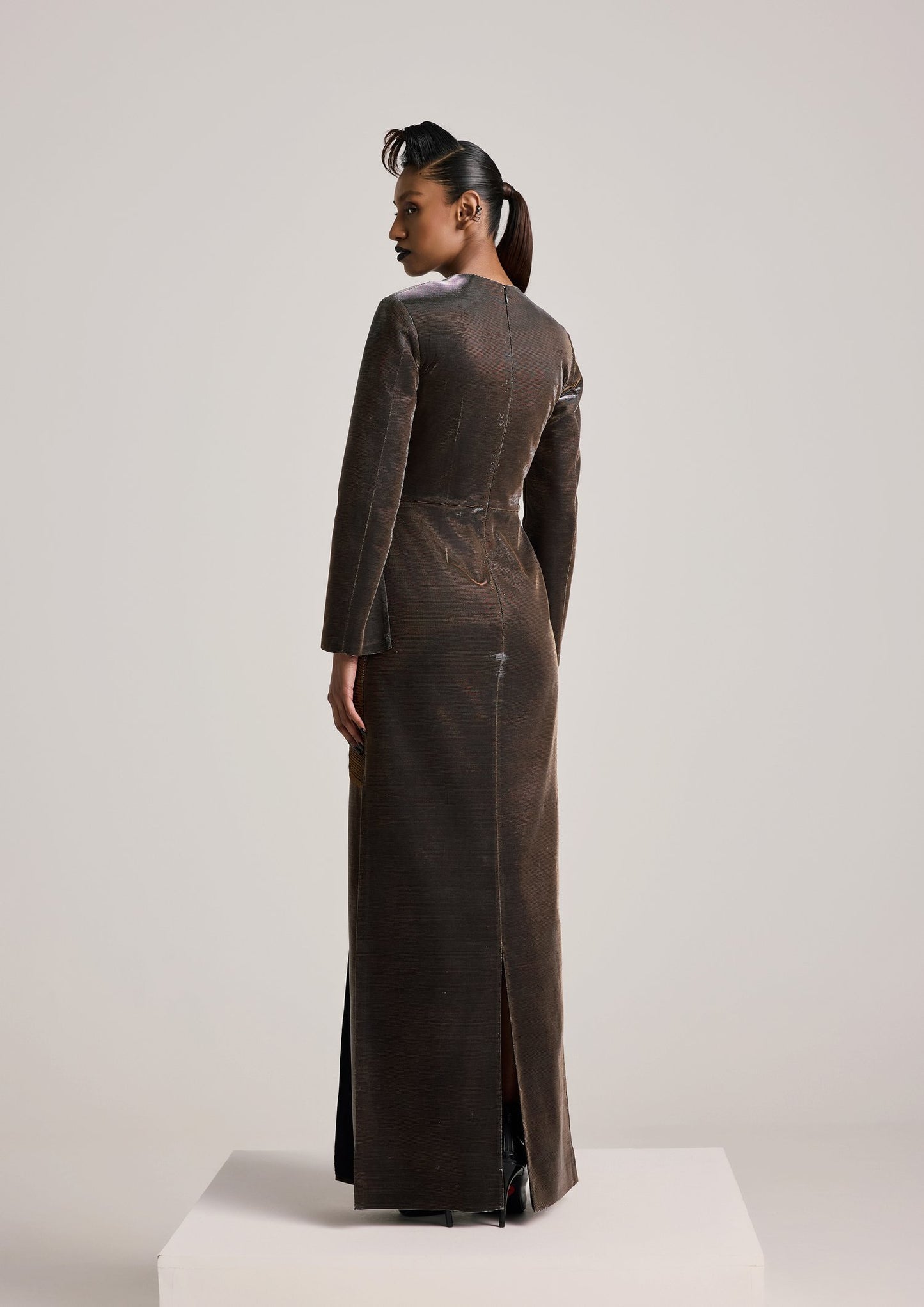 فستان من الألواح البرونزية ذات الطيات الدقيقة