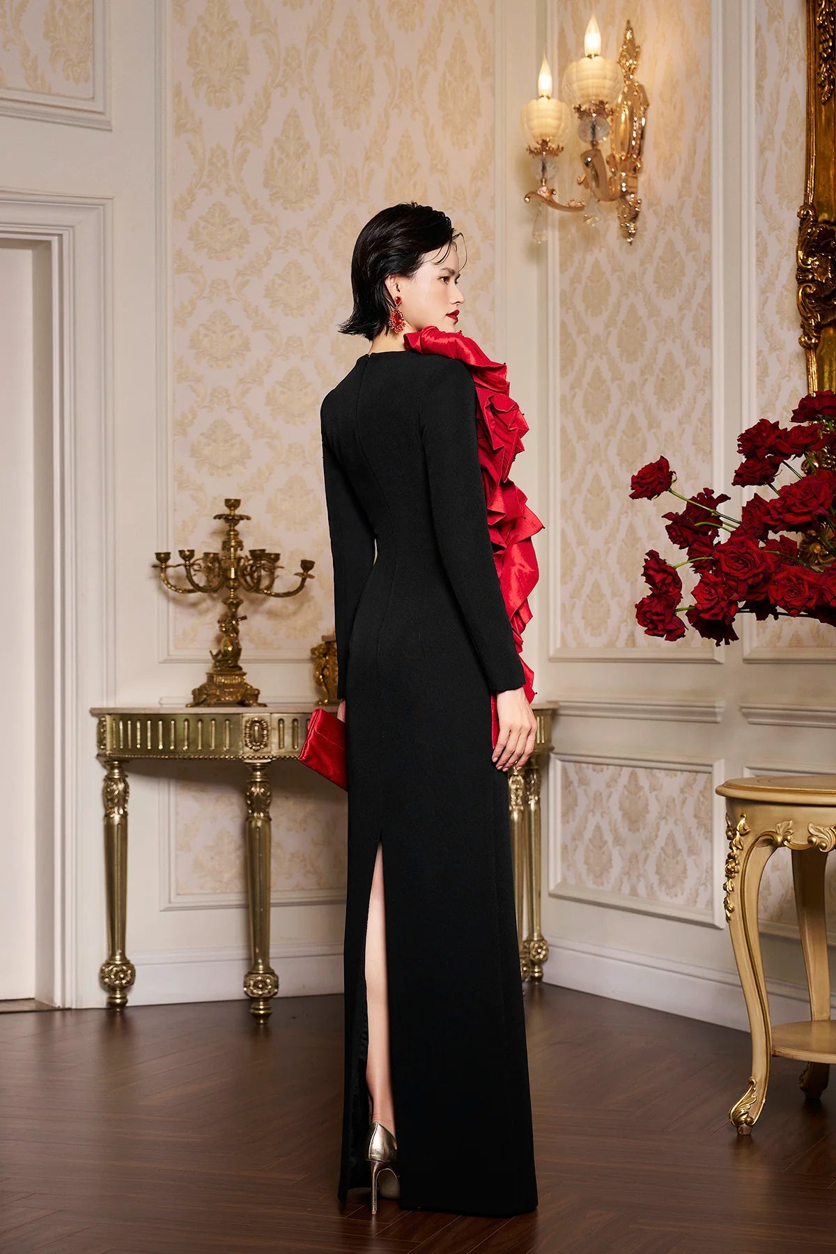 فستان غوص أسود مزين بورود حمراء