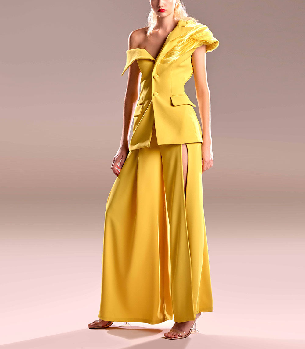 سترة صفراء مكشوفة الكتفين