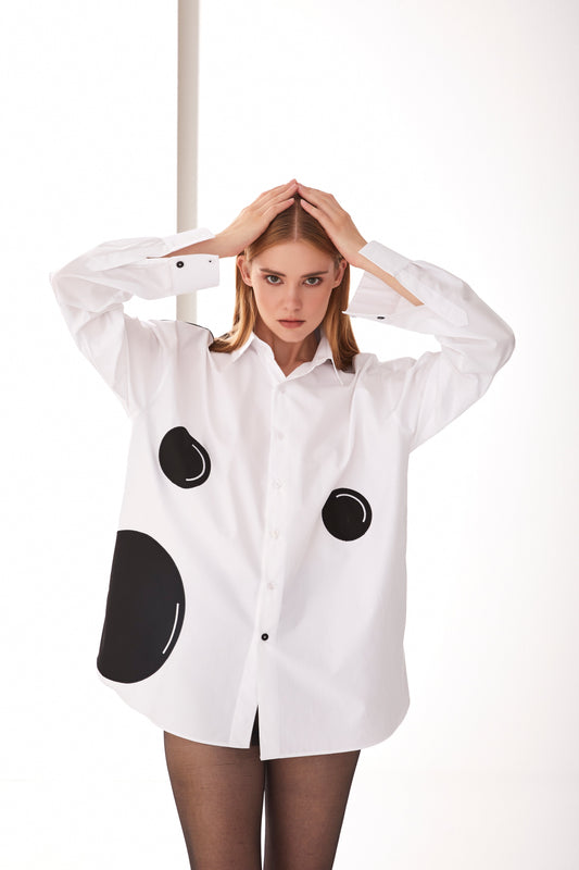 قميص منقط لها