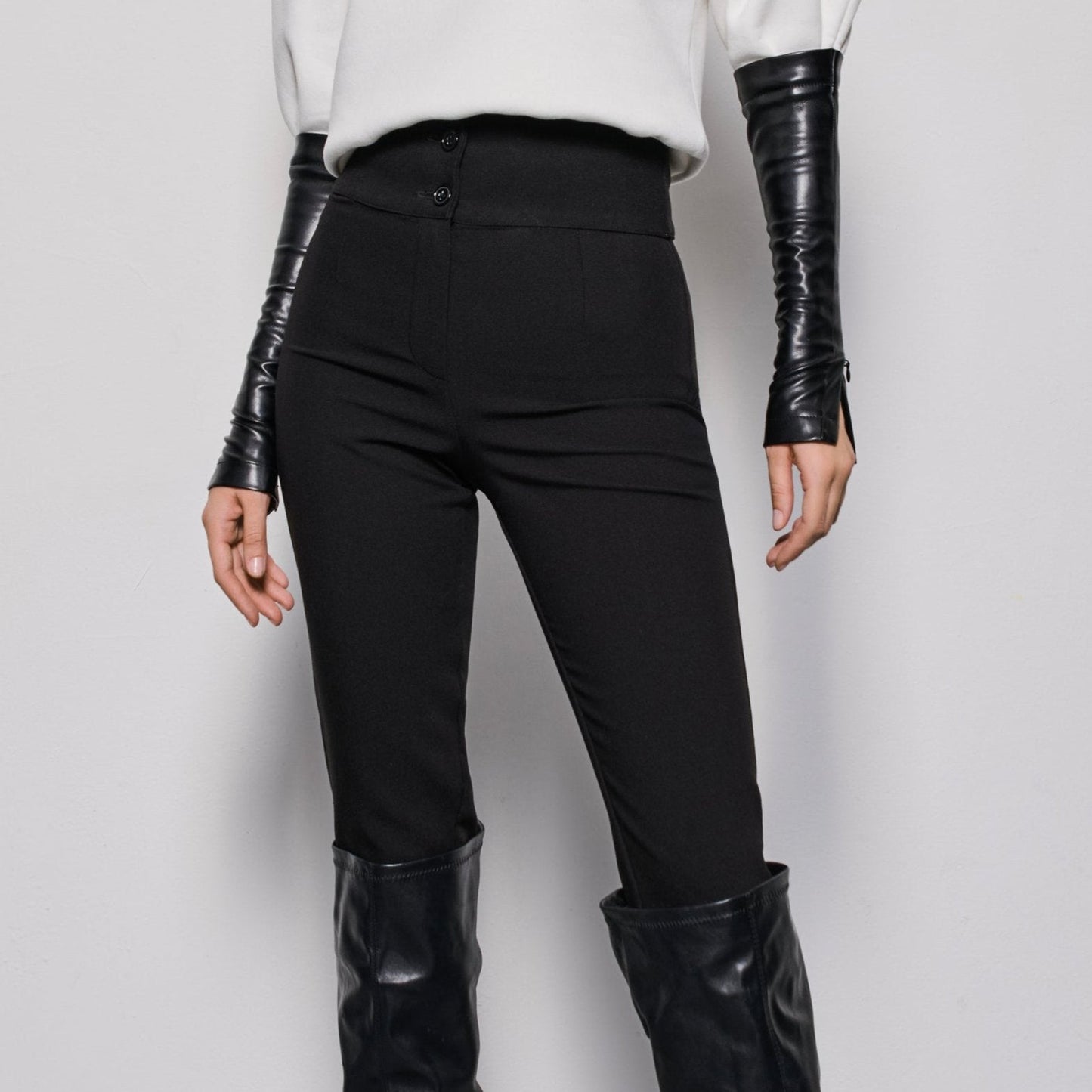 بنطالها الأسود