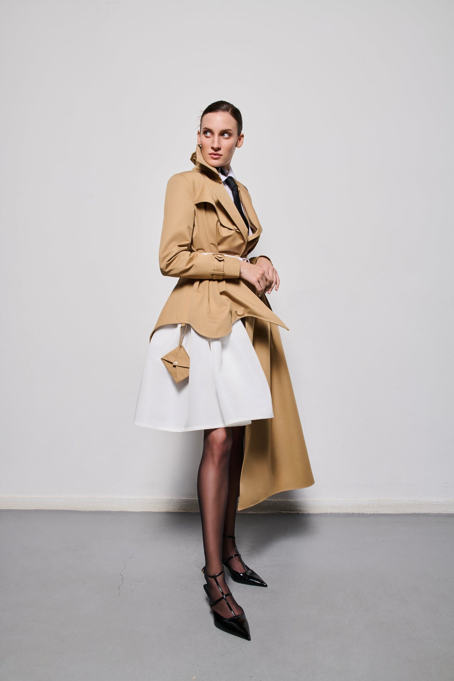 معطف ترنش سيمفوني غير مكتمل