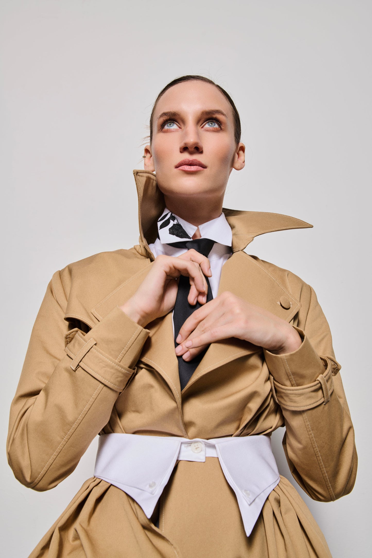 معطف ترنش سيمفوني غير مكتمل