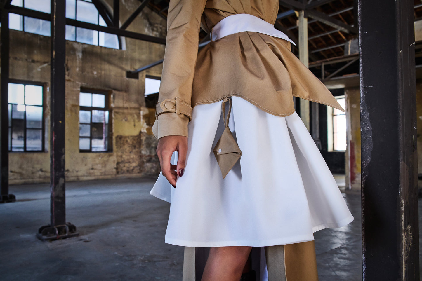 معطف ترنش سيمفوني غير مكتمل