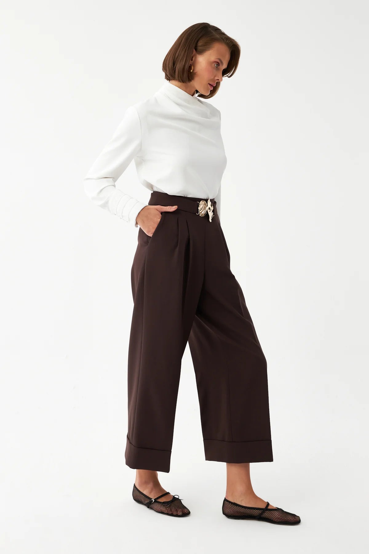 SHORT TROUSERS WITH METAL BUCKLE