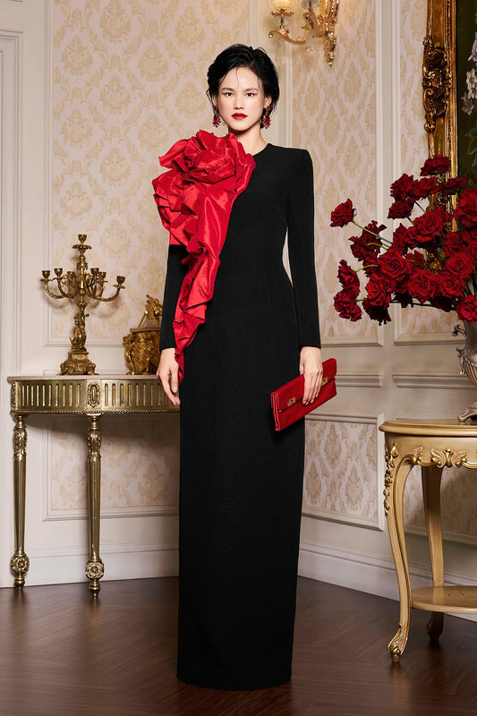 فستان غوص أسود مزين بورود حمراء