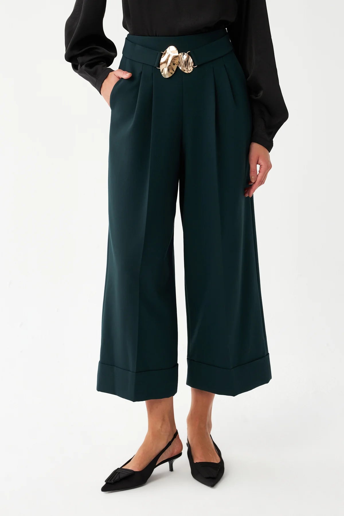 SHORT TROUSERS WITH METAL BUCKLE