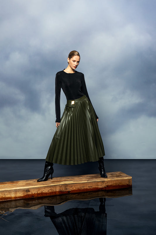 Chic Elegance: Pleated Leather Skirt
