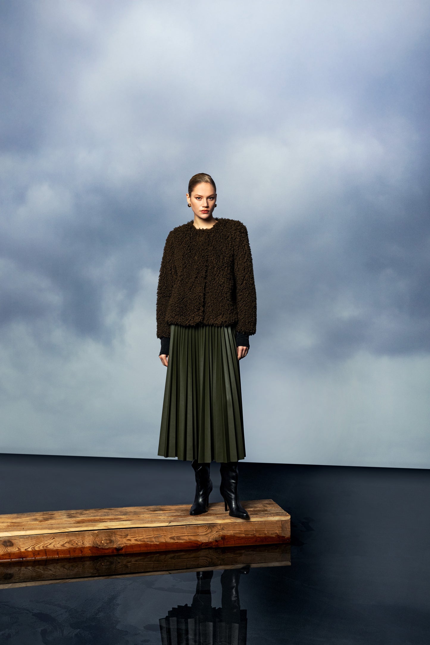 Chic Elegance: Pleated Leather Skirt