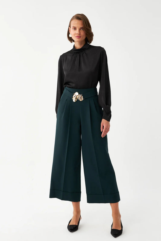 SHORT TROUSERS WITH METAL BUCKLE