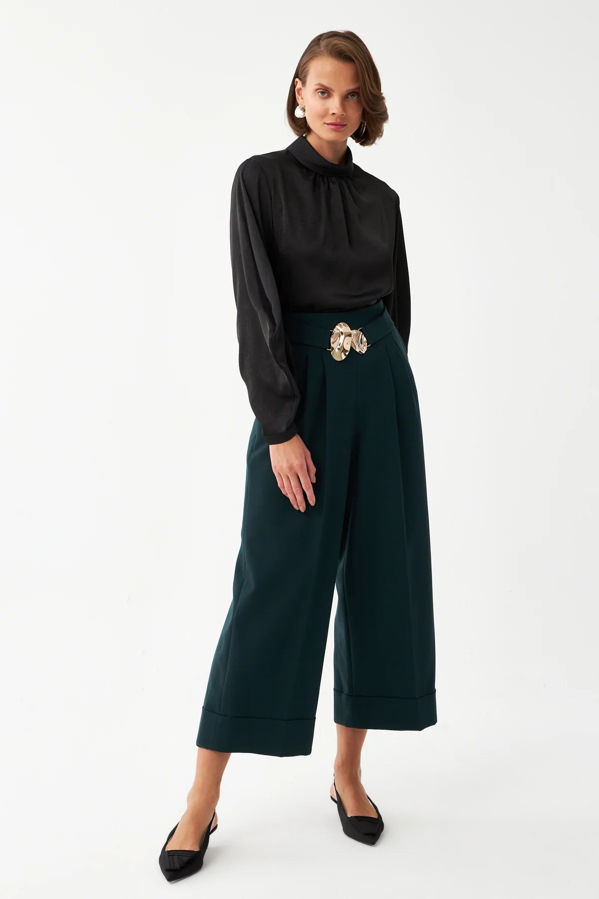 SHORT TROUSERS WITH METAL BUCKLE