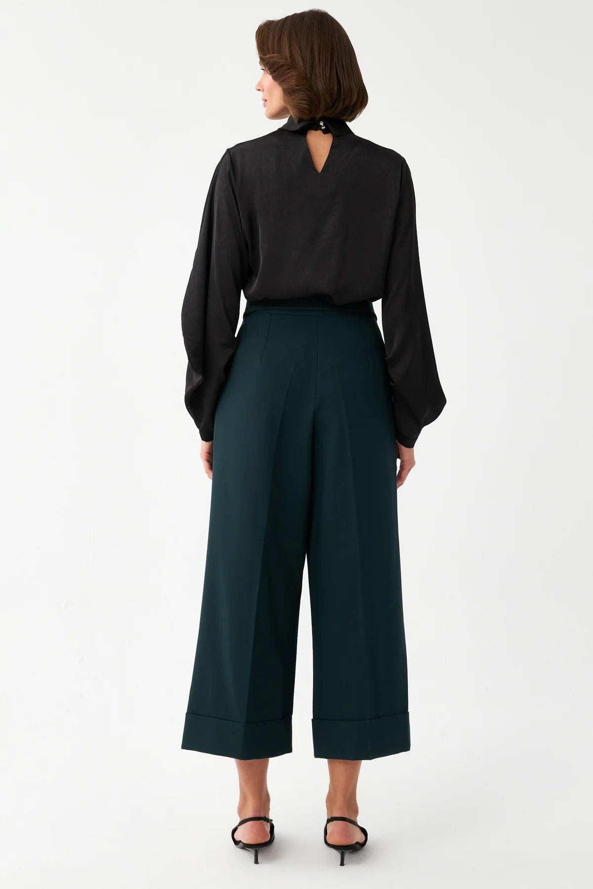 SHORT TROUSERS WITH METAL BUCKLE